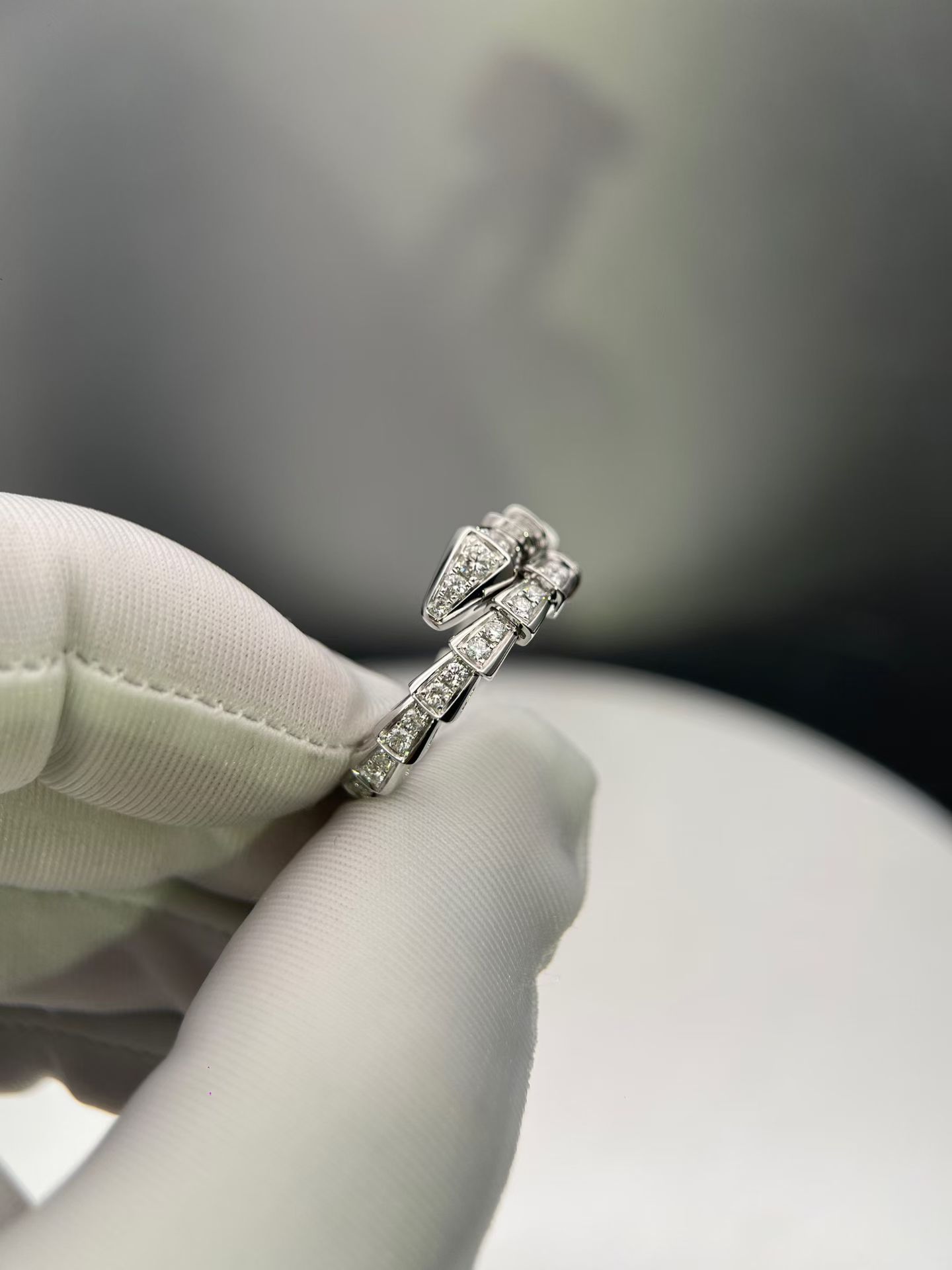 세르펜티 반지, 다이아몬드 파베