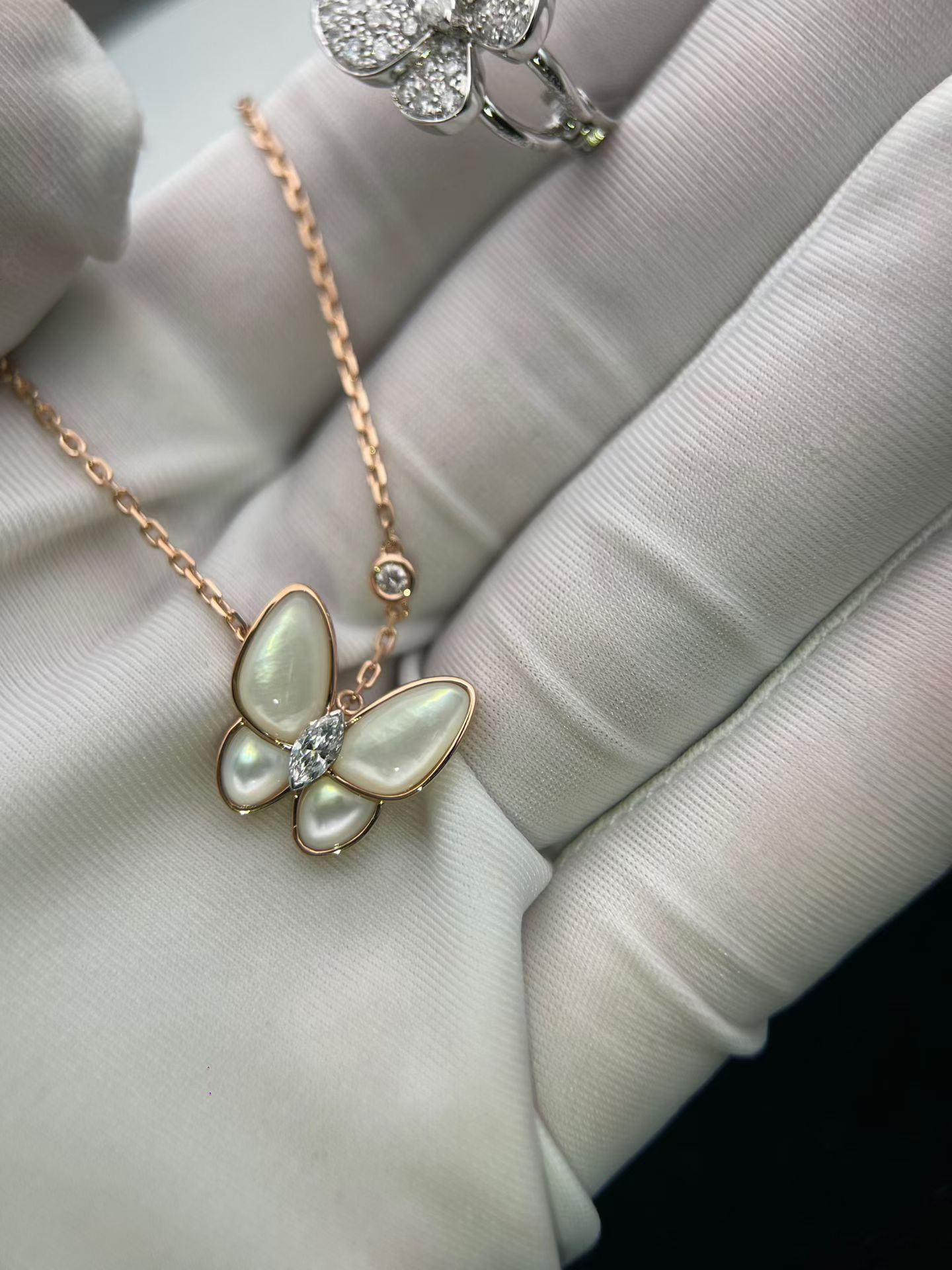 투버터플라이 목걸이