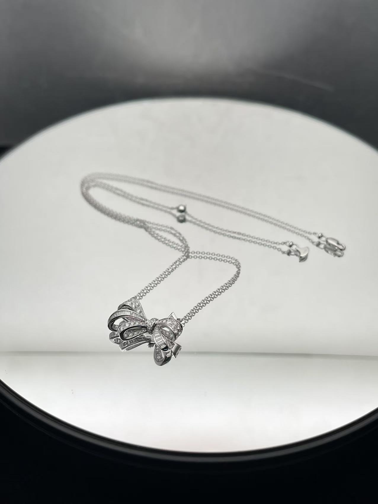 틸다의 보우 목걸이